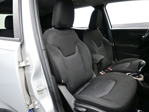 Used 2017 Jeep Renegade Latitude w/ Cold Weather Group AWD/4WD image 13
