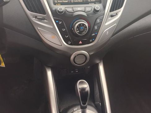 Used 2016 Hyundai Veloster FWD image 8