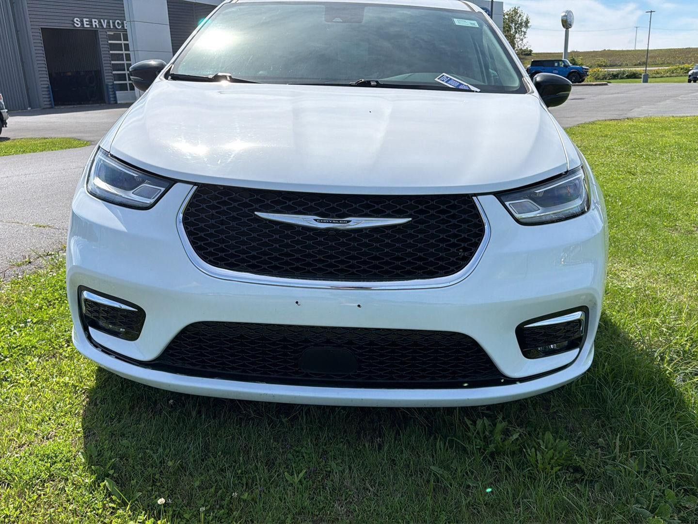 Used 2024 Chrysler Pacifica Touring-L FWD image 24