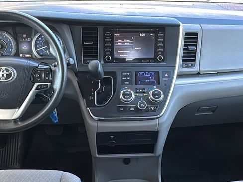Used 2019 Toyota Sienna LE w/ Carpet Mat Package FWD image 9