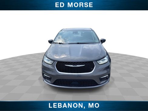 Used 2023 Chrysler Pacifica Touring-L FWD image 3