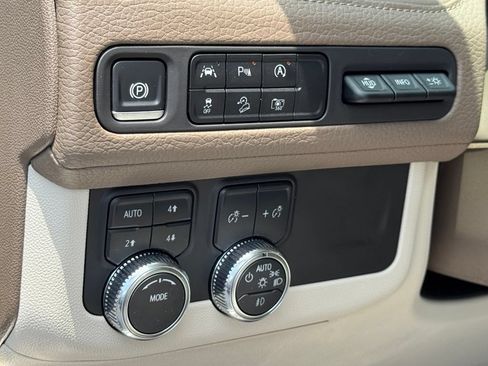 Used 2024 GMC Yukon Denali AWD/4WD image 25