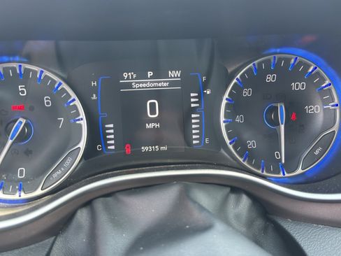 Used 2023 Chrysler Voyager LX FWD image 3