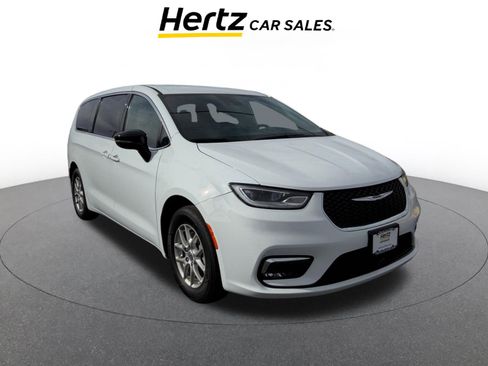 Used 2025 Chrysler Pacifica Select image 1