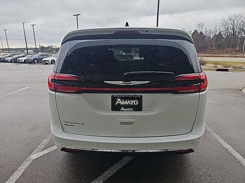Used 2024 Chrysler Pacifica Touring-L image 4