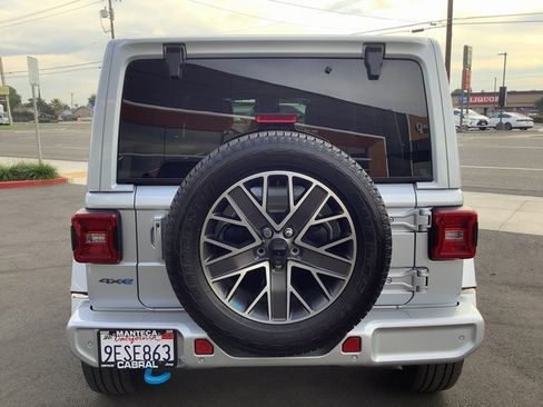 Used 2023 Jeep Wrangler Unlimited Sahara image 30