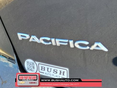 Used 2023 Chrysler Pacifica Touring-L FWD image 7