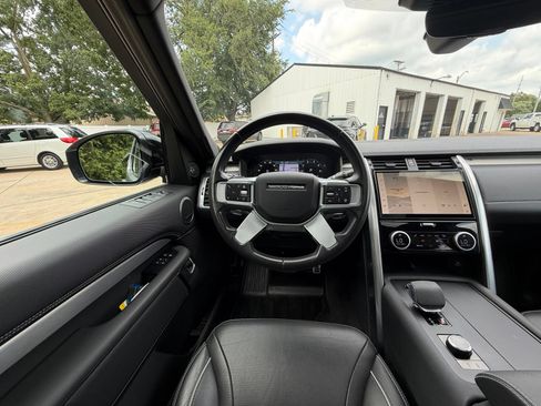 Used 2024 Land Rover Discovery Dynamic SE AWD/4WD image 2