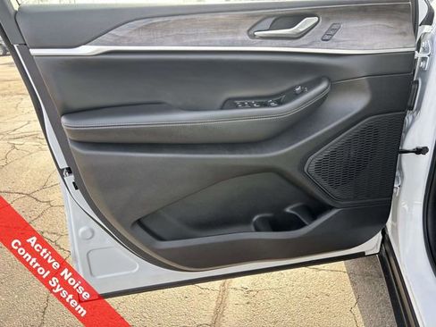 New 2025 Jeep Grand Cherokee L Limited w/ Black Appearance Package image 17