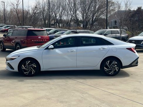 Certified 2025 Hyundai Elantra SEL image 6