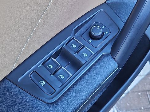 Certified 2022 Volkswagen Tiguan SE w/ Panoramic Sunroof Package image 19