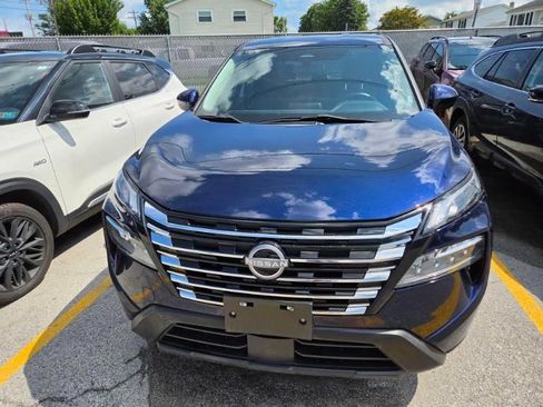 Used 2024 Nissan Rogue SV AWD/4WD image 2
