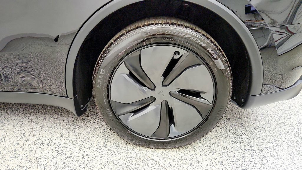 Used 2026 Tesla Model Y 2WD image 9
