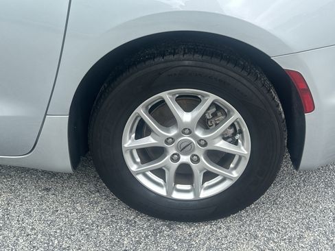 Used 2023 Chrysler Pacifica Touring-L FWD image 18