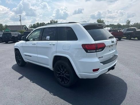 Used 2018 Jeep Grand Cherokee Laredo AWD/4WD image 2
