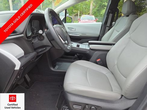 Certified 2025 Toyota Sienna XLE FWD image 26