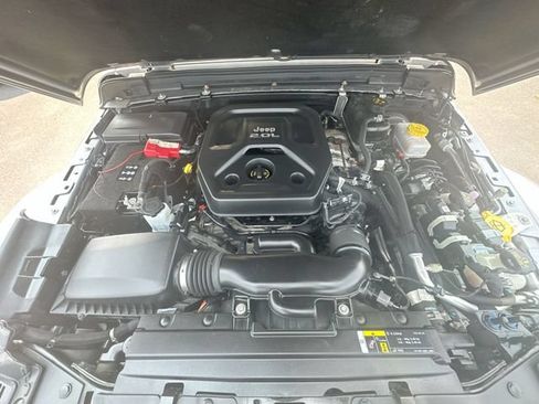 Used 2019 Jeep Wrangler Unlimited Sahara AWD/4WD image 27
