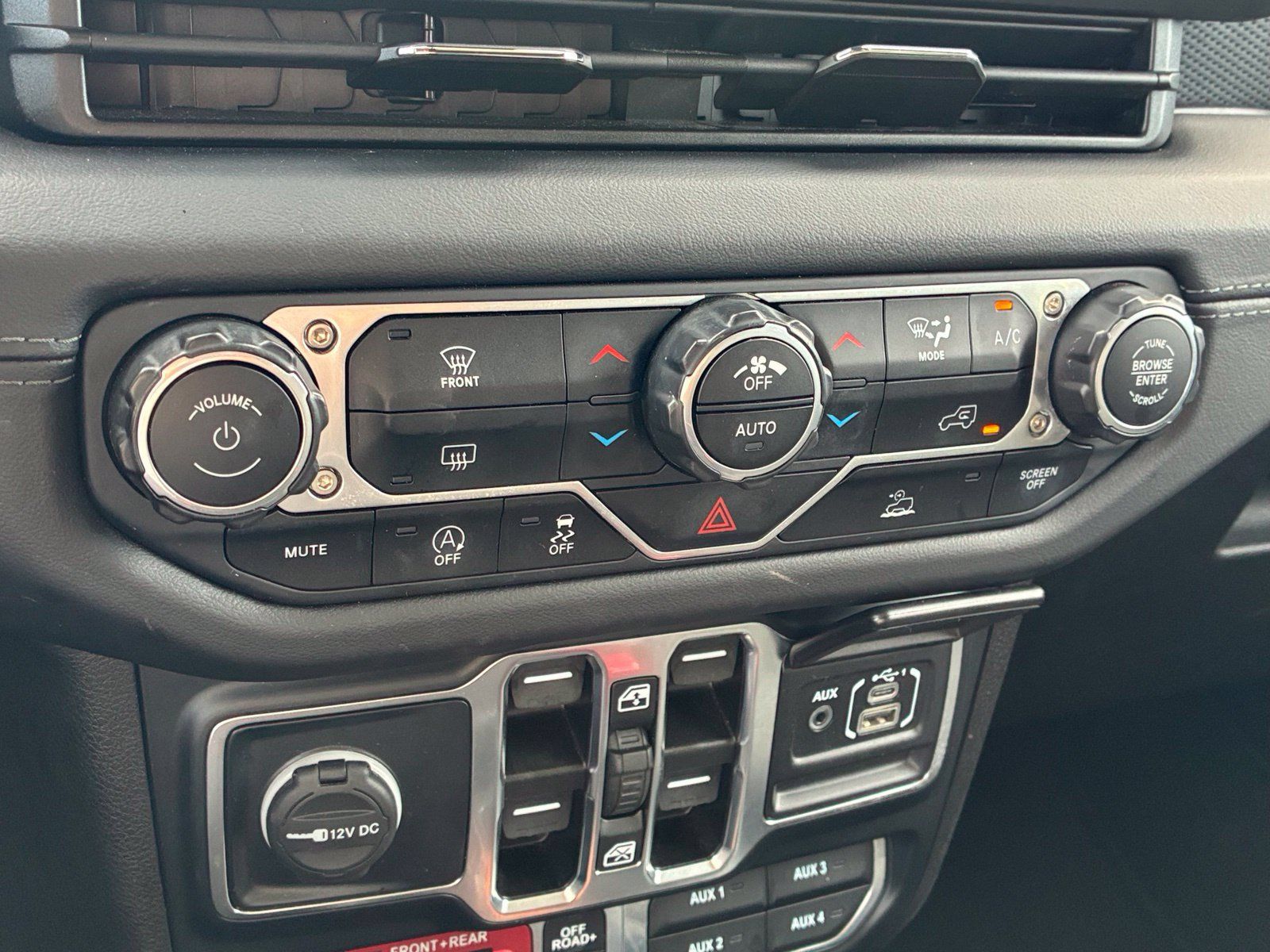 Used 2024 Jeep Wrangler Unlimited Rubicon AWD/4WD image 21