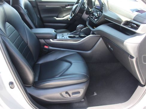 Used 2023 Toyota Highlander XLE FWD image 21