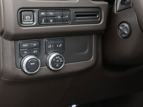 Used 2022 GMC Yukon SLT w/ SLT Premium Package image 22