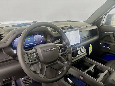 Used 2025 Land Rover Defender 110 X-Dynamic SE image 9