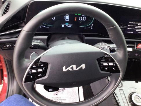 Used 2023 Kia Niro SX Touring FWD image 16