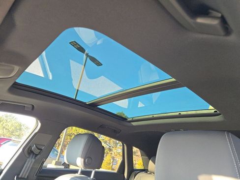 Used 2022 Audi e-tron Premium Plus w/ Premium Plus Package image 27