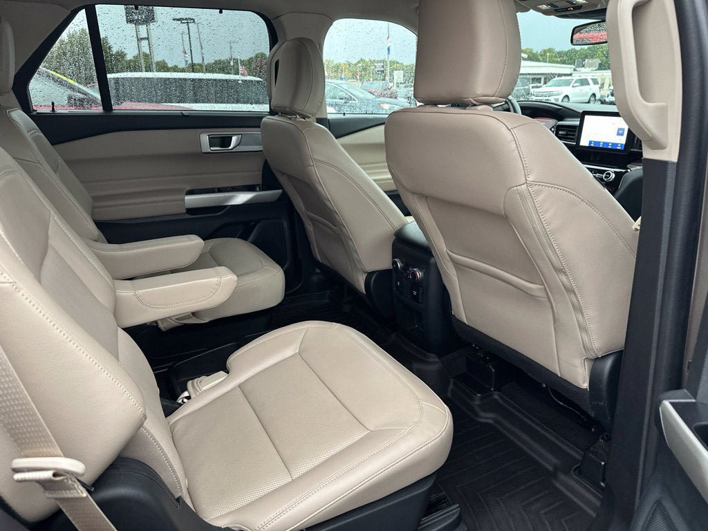 Used 2021 Ford Explorer Limited w/ Equipment Group 301A AWD/4WD image 11
