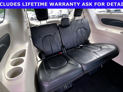 Used 2022 Chrysler Pacifica Touring-L FWD image 22