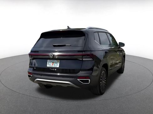Used 2025 Volkswagen Taos SE FWD image 12