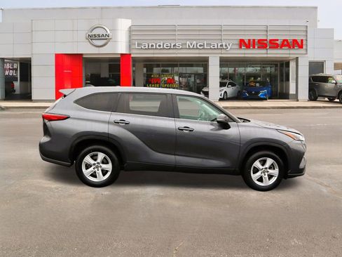 Used 2023 Toyota Highlander L image 2