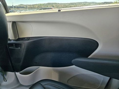 Used 2023 Chrysler Pacifica Touring-L image 13