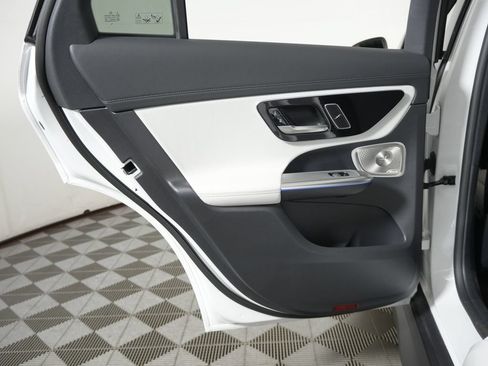 Used 2025 Mercedes-Benz GLC 350e 4MATIC image 26