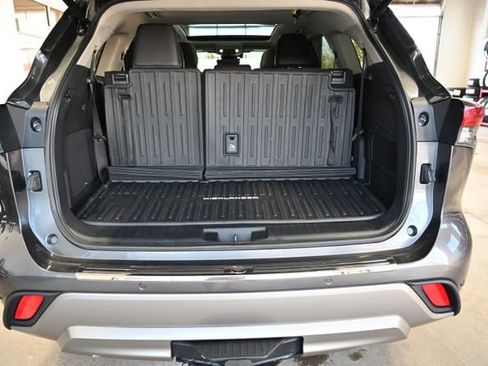 Used 2025 Toyota Highlander Platinum image 33