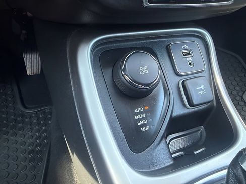 Used 2018 Jeep Compass Latitude w/ Cold Weather Group AWD/4WD image 16