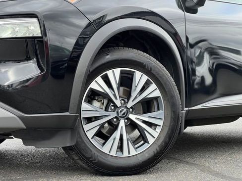 Used 2022 Nissan Rogue SV image 2