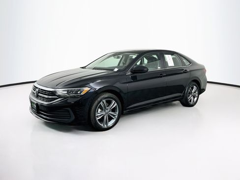 Used 2024 Volkswagen Jetta SE FWD image 3