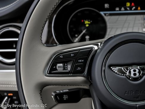 Used 2022 Bentley Bentayga image 40