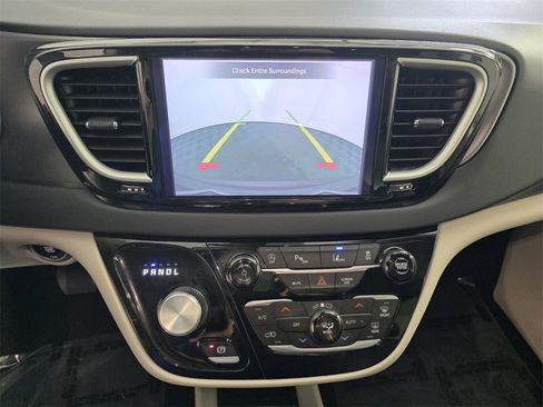 Certified 2023 Chrysler Pacifica Touring-L image 25