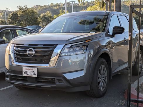 Certified 2025 Nissan Pathfinder S image 3