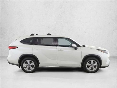 Used 2021 Toyota Highlander LE AWD/4WD image 8