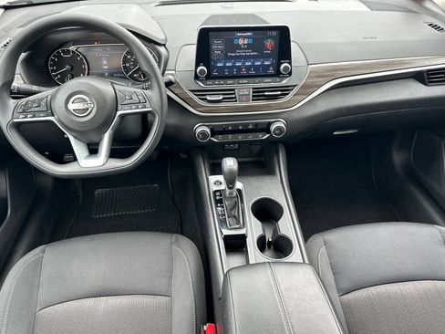 Used 2025 Nissan Altima 2.5 SV FWD image 13