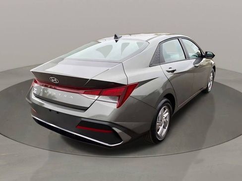 Used 2025 Hyundai Elantra SE image 5
