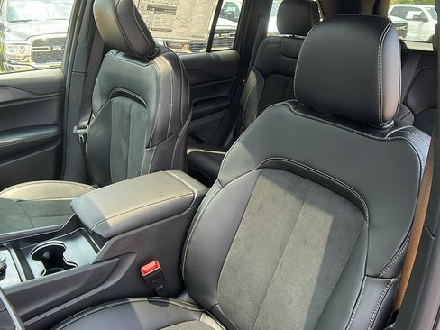 New 2025 Jeep Grand Cherokee 4WD image 18