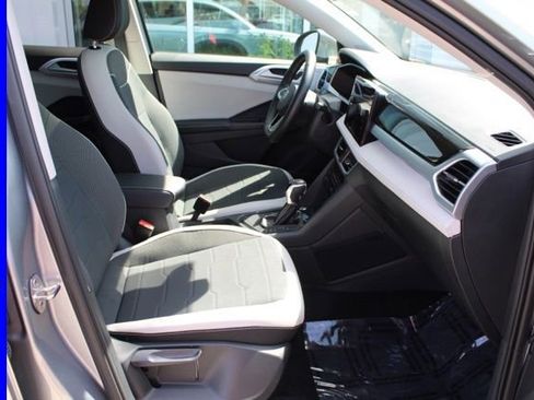 Used 2025 Volkswagen Taos SE w/ Panoramic Sunroof Package FWD image 18