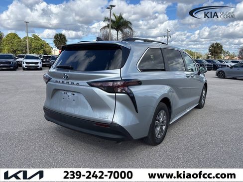 Used 2024 Toyota Sienna XLE image 6