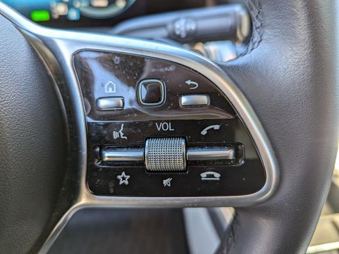 Used 2022 Mercedes-Benz EQB 300 4MATIC image 17