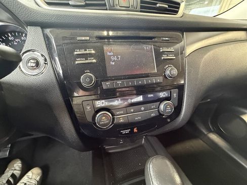 Used 2014 Nissan Rogue SV image 19