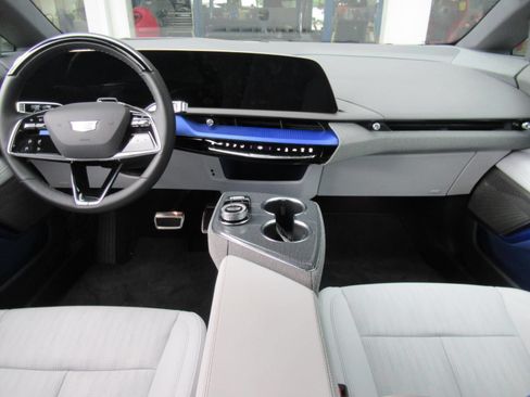 Used 2025 Cadillac Optiq Luxury 2 AWD/4WD image 11
