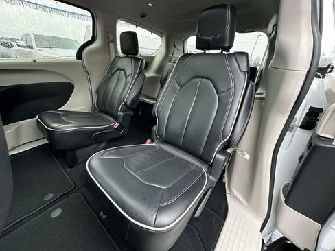 Used 2024 Chrysler Pacifica Limited image 25